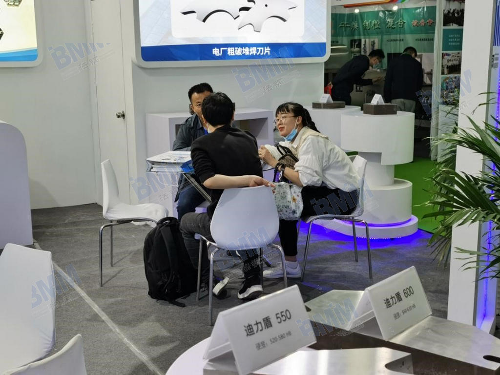 YP电子第22届中国环博会客户咨询环保刀片