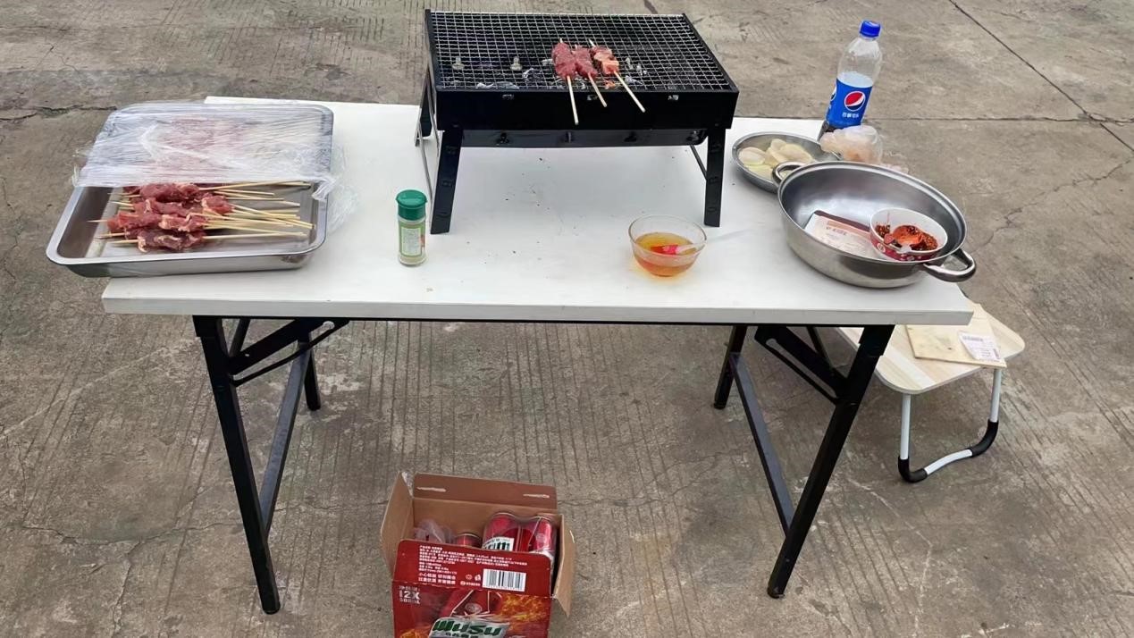 YP电子员工BBQ2